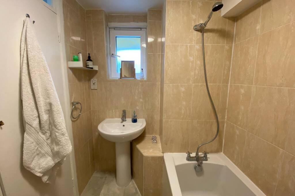 Two Bedroom Garden Flat In Zone 2 London Exteriör bild