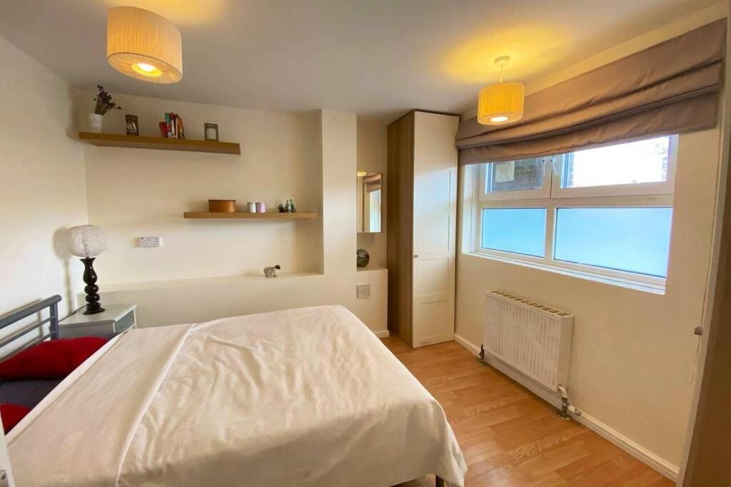 Two Bedroom Garden Flat In Zone 2 London Exteriör bild