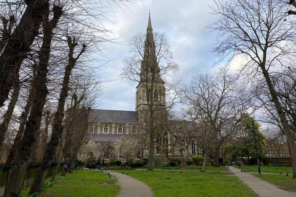Two Bedroom Garden Flat In Zone 2 London Exteriör bild